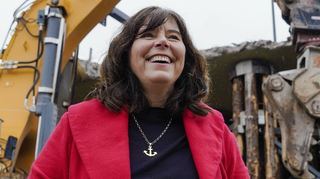 Hatte in ihrer bisherigen Amtszeit mit vielen Krisen zu kämpfen und will noch 14 Monate kämpfen: Die inzwischen parteilose Oberbürgermeisterin Jutta Steinruck vor der maroden Hochstraße Süd, die inzwischen neu errichtet wird.