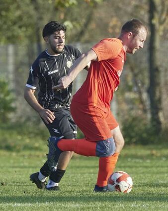 Weinheims Oguzhan Kaya (l.) kommt gegen Lukas Kempf zu spät.