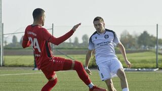 Weinheims Christian Moura (l.) versucht, den Heddesheimer Mario Müller zu stoppen. Beim Bergstraßen-Derby freuten sich beide Teams über je einen Punkt.