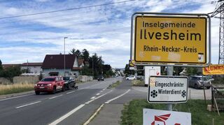 <p>Ein Foto aus dem Juli 2022: Mittlerweile steht hier ein anderes Schild, ohne den Titel „Inselgemeinde“. Das ändert sich bald wieder.<br></p>