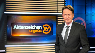Ein langjähriges True Crime-Format im deutschsprachigen Raum: Die Fernsehsendung "Aktenzeichen XY... ungelöst" - mit Moderator Rudi Cerne.