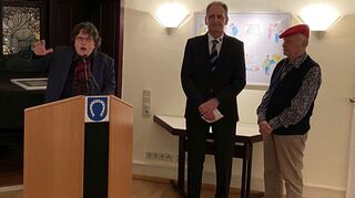 Kunsthistoriker Dr. Helmut Orpel (l.) ist während der Vernissage bei der Einführung in seinem Element. Der Künstler Rainer Szymannsky (r.) und Bürgermeister Dr. Ralf Göck hören interessiert zu.