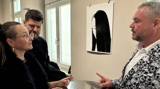 Joachim Pfaffmann erklärt Besuchern seinen fotografischen Ansatz.