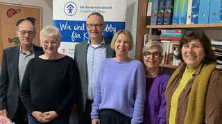 Der Kinderschutzbund-Vorstand freut sich über die Spende, die Lions-Präsident Wolfgang Walter (3. v. l.) übergibt: Vorsitzender Hartmut Loos (v. l.), Martina Schall (Referatsleitung Kinder- und Jugendtelefon), Antje Mertens, zweite Vorsitzende Gabrielle Weindel-Güdemann und Kassenwartin Christa David-Wadle.