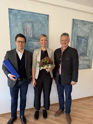 Übergabe (v.l.): Silvio Käsler, Mareike Keller und Hartmut Grasmück.