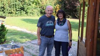 <p>Aus Dankbarkeit strichen Alfred und Sylvia Kopke alle Bänke und die kleine Kapelle auf dem Tierfriedhof neu. Ihr Hund wurde hier bestattet.<br></p>