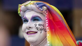 „Trans rights – Trans Rechte“: Buntes Statement bei einer Demonstration.