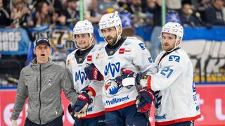 Früher Schock für die Adler: Tobias Fohrler (Mitte) wird von Yannick Proske (l.) und Kris Bennett vom Eis geführt.