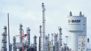 Der Schriftzug "BASF" ist auf einer Industrieanlage auf dem Werksgelände des Chemiekonzerns BASF angebracht. Das Unternehmen gibt heute seine Geschäftszahlen für das 3. Quartal bekannt.