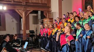 Solistin Lisa Klein und der Konzertchor in der Johanneskirche.