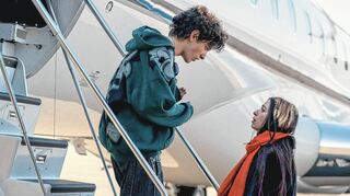 Mikey Madison als Anora und Mark Eydelshteyn als Ivan in einer Szene aus dem Film „Anora“.
