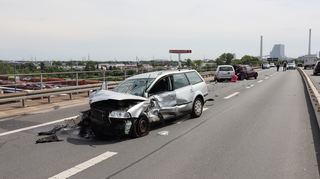 Eine 43-jährige Frau stirbt bei einem schweren Unfall auf der B36 in Mannheim.