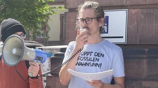 Raúl Semmler, Aktivist der Gruppierung Letzte Generation, bei einer Kundgebung vor dem Mannheimer Amtsgericht im April 2024.