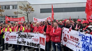 Beschäftigte von Daimler Truck am Mittwochmorgen vor Tor 2 in Mannheim.