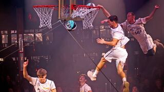 Die neue Show im Radio Regenbogen Harald Wohlfahrt Palazzo: Face Team zeigen eine rasante Show mit Slam Dunking- und Basketball-Freestyle-Jonglagen.