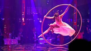 Die Kanadierin Valerie Inertie verzaubert auf dem Cyr Wheel.