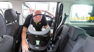 Der ADAC hat 17 Kindersitz-Modelle für unterschiedliche Altersklassen zwischen 95 und 758 Euro getestet.