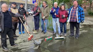 Bürgerschaftliches Engagement: Die Aufnahme entstand bei der jährlichen Putzaktion der BI Waldhof-West im April am Seppel-Herberger-Platz.