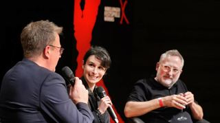 Thomas Laue (links) , künstlerische Leiter der Nibelungenfestspiele, in der Talkrunde mit Regisseurin Mina Salehpour und Autor Roland Schimmelpfennig.