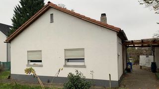Das nur rund 60 Quadratmeter große, mittlerweile geräumte Haus der verstorbenen Dagmar auf dem Waldhof-Ost. Das Grundstück misst 850 Quadratmeter.