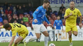 Christoph Becker (Mitte) befindet sich in guter Form und ist ein Führungsspieler beim VfR Mannheim.