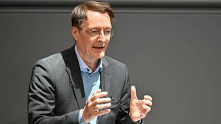 Bundesgesundheitsminister Karl Lauterbach wirbt am 17. Oktober vor der Verabschiedung im Bundestag für seine umstrittene Krankenhausreform. Bild: