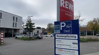 Der Mindesteinkaufswert von zehn Euro ist mittlerweile auf den Schildern mit weißem Klebeband übertüncht. Doch das wird ständig wieder abgerissen.