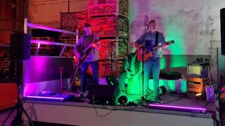 Verlängerte Talstraße ist Partyzone: Hier spielen Acousic Secret in der Halle von Bauer Stuckateurfachbetrieb.