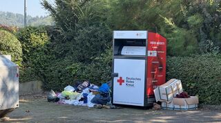 Immer wieder ein hässliches Bild: Neben den DRK-Kleidercontainern – hier an der Sachsenhalle – sammeln sich die Tüten.