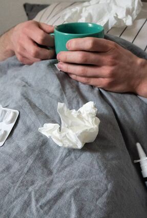 Taschentücher, Teetasse, Nasenspray: Mit einer gut aufgestellten Hausapotheke ist man für die Erkältungssaison schon einmal gut gerüstet.