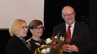 Michael Meister hat die Wahl mit deutlichem Vorsprung gewonnen: CDU-Kreisvorsitzende Birgit Heitland (links) gratuliert und überreicht Blumen an Ehefrau Heidi.