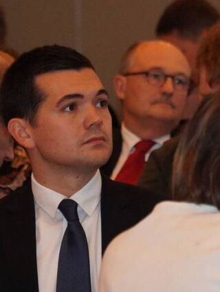 Vor der Abstimmung: Torben Kruhmann, dahinter Michael Meister.