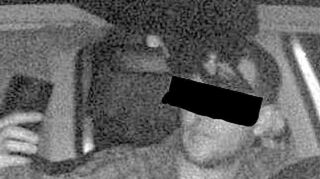 „Was der Blitzer kann, kann ich schon lange“, muss sich dieser Fahrer wohl gedacht haben, als er während der Fahrt ein Selfie geschossen hat.