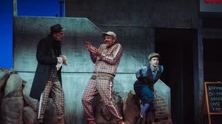 Szene aus der Goldoni-Inszenierung von Intendant Tilman Gersch im Theater im Pfalzbau in Ludwigshafen.