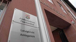 Ein 44-Jähriger steht unter anderem wegen schweren Raubs vor Gericht.