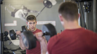 Wer im Fitnessstudie trainieren möchte, sollte einige Dinge beachten.