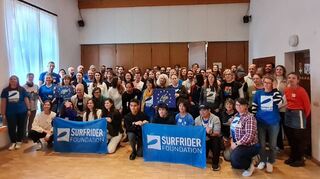 Gruppenfoto mit rund 80 Teilnehmern: Surfrider aus acht verschiedenen Nationen trafen sich in den Räumen der Johanniskirche auf dem Lindenhof.