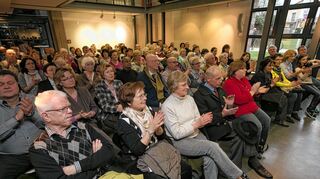 <p>Beeindruckt vom musikalischen Können des Singkreises St. Aposteln zeigte sich das Publikum in der Kulturscheune.</p>