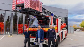 Im Oktober 2022 spendete die Feuerwehr Heidelberg der Stadt Odessa ein außer Dienst gestelltes Drehleiterfahrzeug. Das Archivbild zeigt Oberbürgermeister Eckart Würzner (Mitte), Feuerwehrleiter Heiko Holler (rechts) und Kevin Ludwig von der Feuerwehr Heidelberg, der das Fahrzeug damals in die Ukraine brachte.