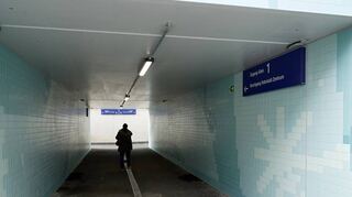 Die Bobstädter Unterführung ist so gut wie fertig, für die neuen Fliesen hat die Deutsche Bahn helle Wassertöne gewählt.