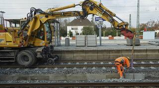 Nach wie vor Großbaustelle: Zwischen den Gleisen am Bibliser Bahnhof verlegen Arbeiter die neuen Kabelkanäle.