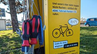 Bei der neuen Reparatur-Säule steht Werkzeug zur Verfügung.