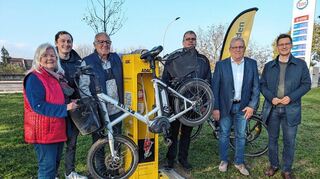 Zufriedene Gesichter bei der Einweihung der neuen Reparatur-Säule (v.l.): Rosi Pfeifer vom Motorsport-Club (IMC), Jan Bühn vom ADAC Nordbaden, Gerhard Pfeifer (IMC), Michael Heckendorf (Vorsitzender IMC), Rudolf Klapdohr vom ADAC Nordbaden und Thorsten Walther (Ilvesheimer Bürgermeister).