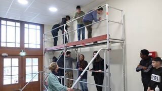 Schüler der Johannes Kepler Gemeinschaftsschule beim Graffiti-Workshop mit Vinci Vince und ihrer Lehrerin Cosima Heß-Becker (links).