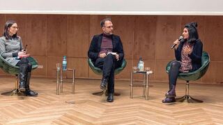 Shida Bazyar (rechts) mit Sandra Beck und Thomas Wortmann.