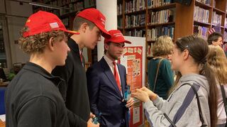 Auch einige Trump-Anhänger waren zur Wahlveranstaltung ins  Deutsch-Amerikanischen Institut (DAI) nach Heidelberg gekommen.