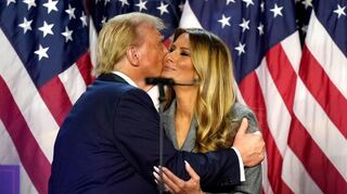 US-Wahlen 2024 - Donald Trump küsst Melania Trump bei einer Wahlparty.