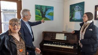 Jurate Batura Lemke (v.l.), Gottfried Störmer und die Sängerin Valentina Daghero Fornaguera bei den Malereien vom Biedensand.