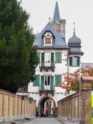 Renaissance, Barock, Jugendstil – alles ist vertreten beim Schloss Weinheim. Der älteste Teil (großes Bild) geht auf 1537 zurück, der Turm (oben rechts) auf 1868, der Obertorturm (unten links) auf das alte Stadttor. Unten Treppenhaus und Trausaal.