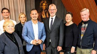 Der geschäftsführende CDU-Vorstand um Tillmann Jahn (5.v.l.) präsentiert im Domhofsaal den von den Mitgliedern nominierten Bürgermeisterkandiaten Sophian Habel (3.v..l.).